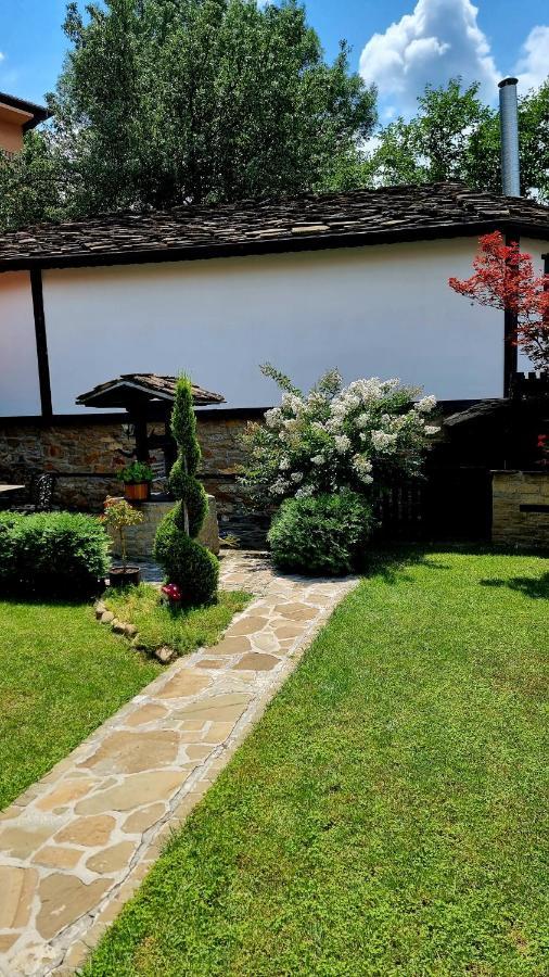 Семеен Хотел Чардаците Lowetsch Exterior foto